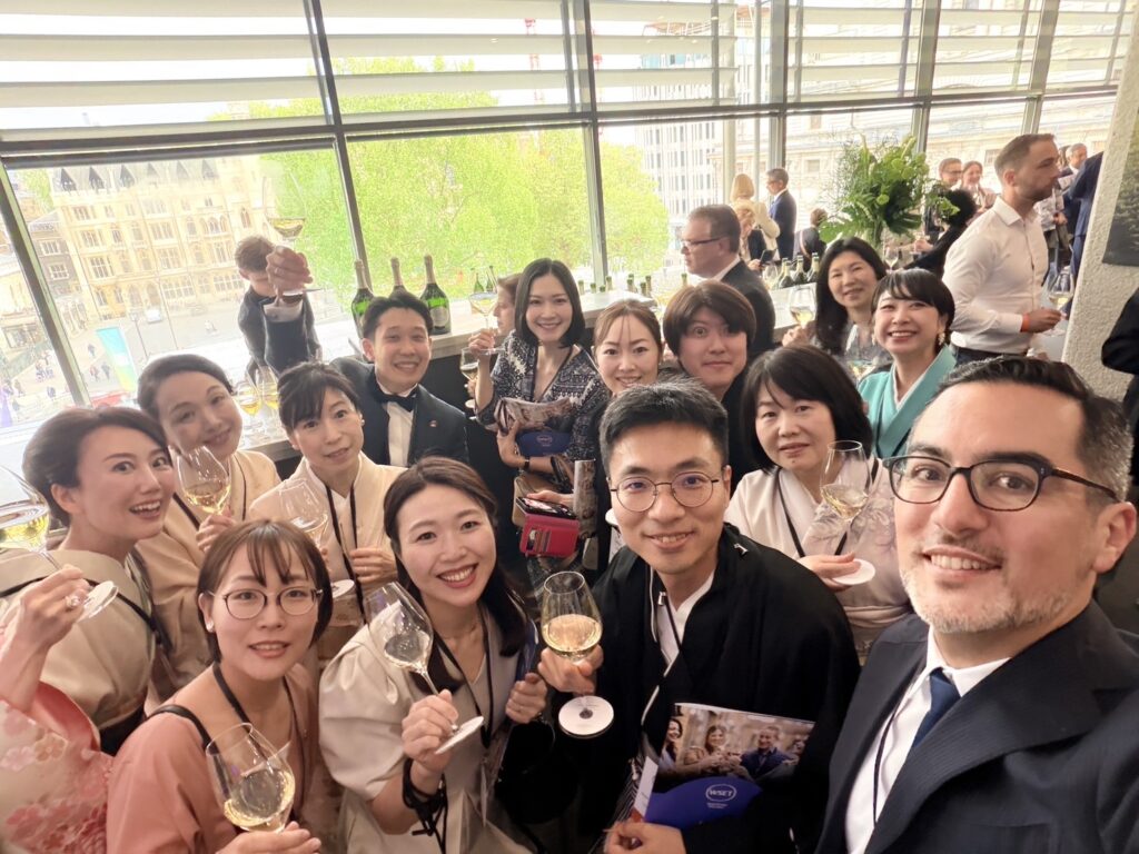ドリンクレセプションでの集合写真